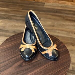 Chic Black and Tan Heels with Bow Detail